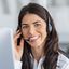 Mitarbeiterin aus Kundenservice telefoniert mit Headset