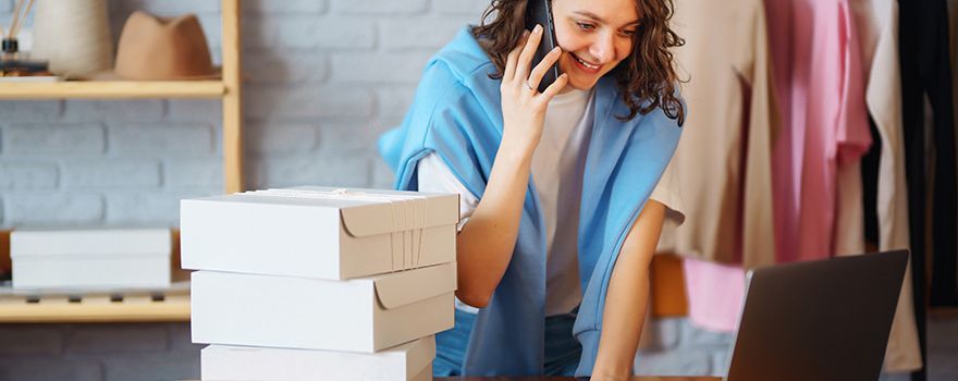 Eine Frau gibt gerade Auskunft über einen inserierten Artikel im Internet