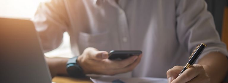Mann sitzt an Laptop und informiert sich über Steuer-Rechtsschutz