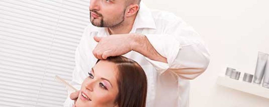 Friseur präsentiert seiner Kundin ihre neue Frisur