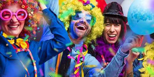 Personen feiern bei ausgelassener Stimmung Fasching