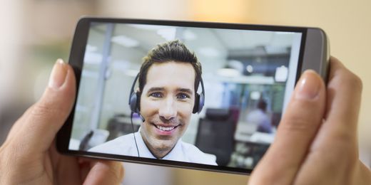 Person meldet einen Schaden per Videochat