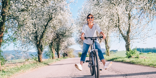Frau auf Fahrrad im Frühling