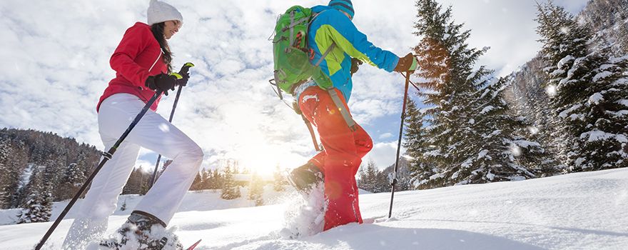 Zwei Schneeschuhwanderer bei sonnigem Wetter