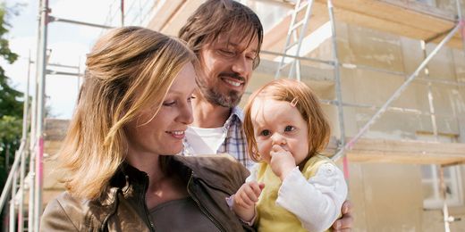 Familie vor ihrem Rohbau